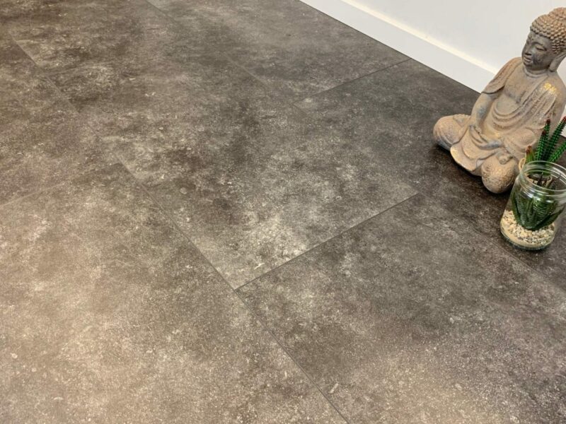 VinyRock Fliese Silent XL Stone Teide Schiefer schwarz mit V-Fuge und Trittschalldämmung Vinylboden - Image 2