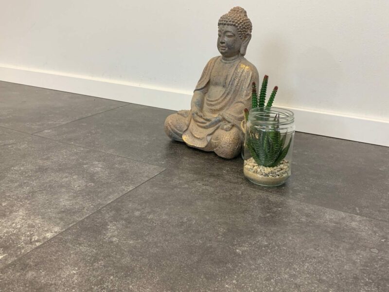 VinyRock Fliese Silent XL Stone Teide Schiefer schwarz mit V-Fuge und Trittschalldämmung Vinylboden - Image 3
