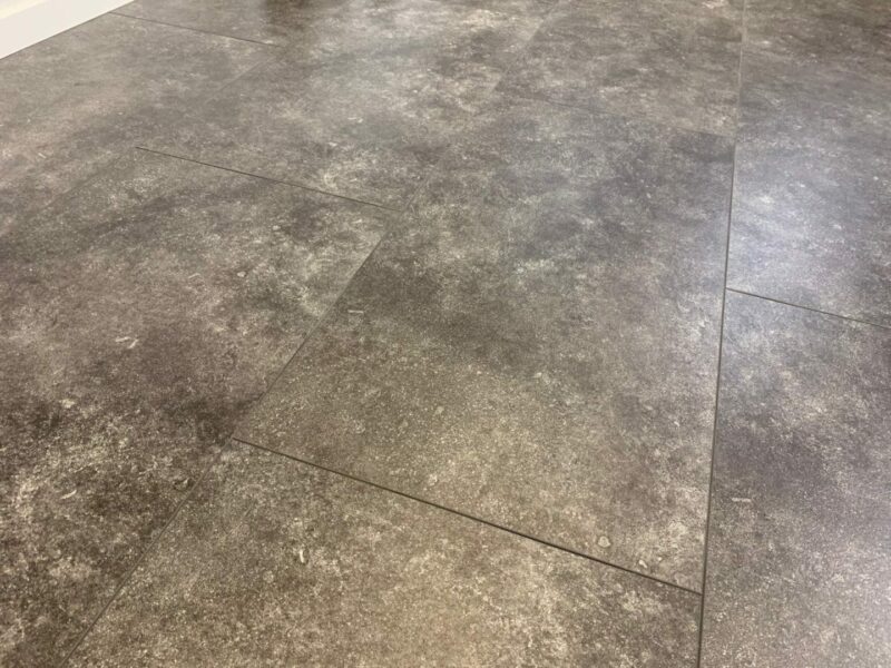 VinyRock Fliese Silent XL Stone Teide Schiefer schwarz mit V-Fuge und Trittschalldämmung Vinylboden - Image 4