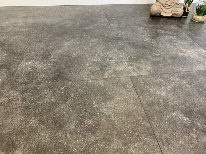 VinyRock Fliese Silent XL Stone Teide Schiefer schwarz mit V-Fuge und Trittschalldämmung Vinylboden - Image 5